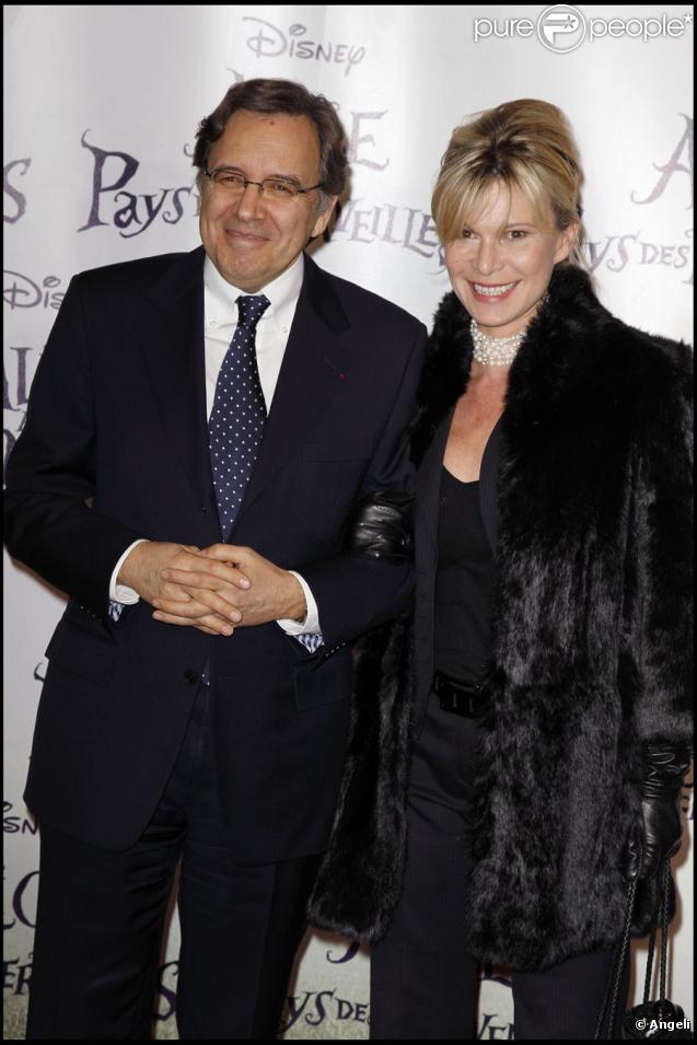Nonce Paolini et sa femme lors de la première d'Alice au pays des merveilles à Paris le 15 mars 2010