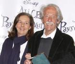 Jean Rochefort et sa femme lors de la première d'Alice au pays des merveilles à Paris le 15 mars 2010
