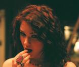 Joss Stone fait la pub de la barre Flake de Cadbury
