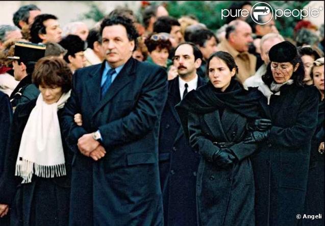 Mazarine et sa mère Anne Pingeot lors des funérailles de François Mitterrand en 1996. En premier-plan, Danielle Mitterrand et son fils Gilbert 