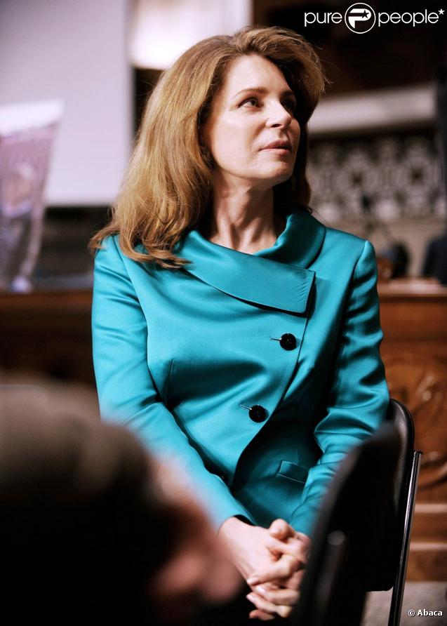 La reine Noor de Jordanie poursuit son combat contre les conséquences dramatiques des conflits. Elle a participé le 17 mars 2010 à une conférence sur le sort des Irakiens, à Washington