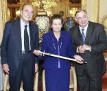 Le 16 mars, Simone Veil découvrait son épée d'académicienne, remise par Jacques Chirac 
