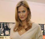 La belle Bar Refaeli, à l'occasion de l'inauguration de la nouvelle boutique Tommy Hilfiger, à Francfort, en Allemagne, le 18 mars 2010.
