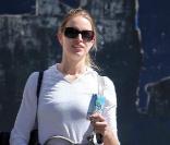 Le top Karolina Kurkova a été aperçue faisant du shopping dans le quartier de Soho à New York le 18 mars 2010