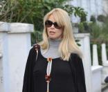Claudia Schiffer, enceinte, devant l'école à Londres le 19 mars 2010