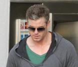 Eric Dane va chercher de l'argent au distributeur de bon matin le 19 mars 2010 dans West Hollywood
