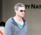Eric Dane va chercher de l'argent au distributeur de bon matin le 19 mars 2010 dans West Hollywood