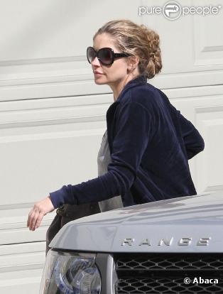 Rebecca Gayheart rentre chez elle le 19 mars 2010 à Los Angeles  