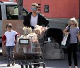 Ryan Philippe et ses enfants vont faire des courses au supermarché Ralphs à Beverly Hills le 20 mars 2010
