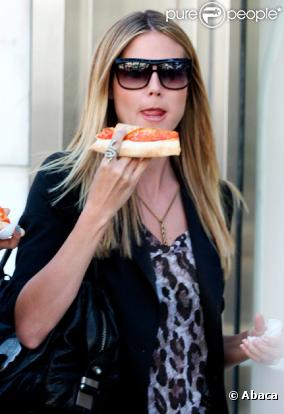 Heidi Klum dans les rues de Los Angeles pour le tournage de Project Runway. Le 25 mars 2010 