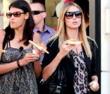 Heidi Klum dans les rues de Los Angeles pour le tournage de Project Runway. Le 25 mars 2010 