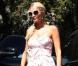 Paris Hilton faisant du shopping sur Melrose Avenue à West Hollywood, en compagnie de sa soeur Nicky et de sa mère Kathy, le 26 mars 2010