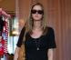 Paris Hilton faisant du shopping sur Melrose Avenue à West Hollywood, en compagnie de sa soeur Nicky et de sa mère Kathy, le 26 mars 2010