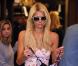 Paris Hilton faisant du shopping sur Melrose Avenue à West Hollywood, en compagnie de sa soeur Nicky et de sa mère Kathy, le 26 mars 2010