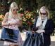 Paris Hilton faisant du shopping sur Melrose Avenue à West Hollywood, en compagnie de sa soeur Nicky et de sa mère Kathy, le 26 mars 2010