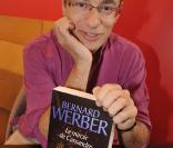 La Salon du Livre 2010 se tient à Paris jusqu'au 31 mars, et accueille de nombreux people-auteurs, dont Bernard Werber 
