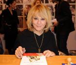 La Salon du Livre 2010 se tient à Paris jusqu'au 31 mars, et accueille de nombreux people-auteurs, dont Mylène Demongeot 