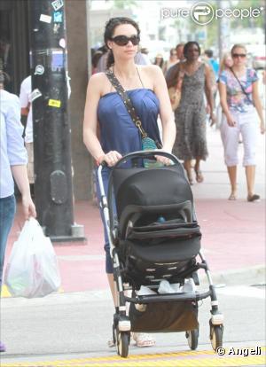 Lilly Kerssenberg et son fils Amadeus à Miami, le 28 mars 2010 