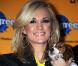 La ravissante Carrie Underwood avec Woofy, le Biggle qu'elle a adopté à l'occasion du 6e Annual Pedigree Adoption Drive, qui s'est tenu au Bidawee Manhattan Sheter de New York, le 30 mars 2010.