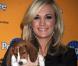 La ravissante Carrie Underwood avec Woofy, le Biggle qu'elle a adopté à l'occasion du 6e Annual Pedigree Adoption Drive, qui s'est tenu au Bidawee Manhattan Sheter de New York, le 30 mars 2010.