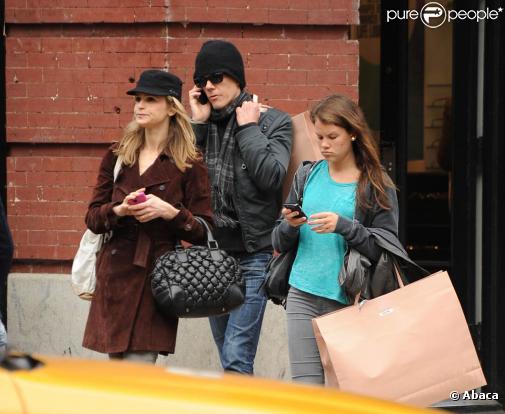 Kevin Bacon en après-midi shopping avec sa femme Kyra Sedgwick et leur fille Sosie, dans le quartier de SoHo à Manhattan, à New York, le 31 mars 2010.