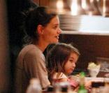Katie Holmes et Suri Cruise en tutu à New York pour aller manger au Pain Quotidien le 1er avril 2010
