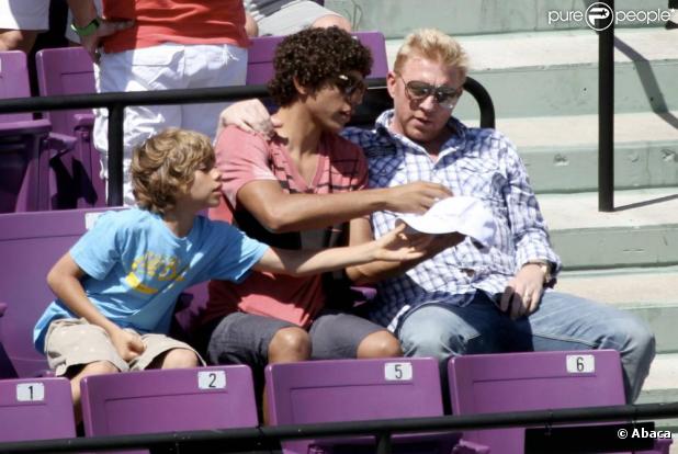 Boris Becker et ses fils Noah et Elias regardent la demi-finale entre Andy Roddick et Rafael Nadal lors du Sony Ericsson Open au Crandon Park Tennis à Biscane en Floride le 2 avril 2010 
