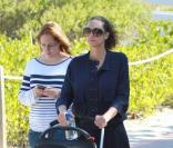 Lilly Kerssenberg fait une promenade avec Amadeus dans Miami avec sa nounou le 1 avril 2010