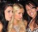 Paris Hilton entourée de deux fans lors du 15ème anniversaire des maillots de bain Victoria's Secret le 25 mars 2010 à Los Angeles