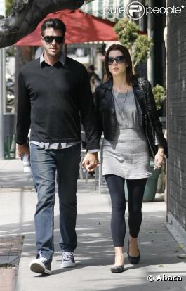 Samedi 3 avril, Kate Walsh et Neil Andrea profitaient du soleil radieux qui  tapait sur Los Angeles pour aller déjeuner dans un restaurant.  