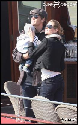 Gisele Bündchen et Tom Brady avec leur fils Benjamin, sur un bateau-mouche, en pleine visite parisienne. Le 9 avril 2010