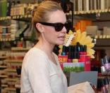 Kate Bosworth en virée shopping le 9 avril 2010