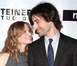 Noah Baumbauch et son épouse, Jennifer Jason Leigh, novembre 2007 !