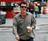 Chris Noth se repose à New York avant de commencer le marathon promo de Sex and the City 2. Avril 2010