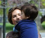 Mariska Hargitay et Christopher Meloni, stars de la série New York Unité  Spéciale, tournent une scène en plein coeur de Central Park, à New  York, le lundi 12 avril.