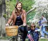 Mariska Hargitay et Christopher Meloni, stars de la série New York Unité  Spéciale, tournent une scène en plein coeur de Central Park, à New  York, le lundi 12 avril.