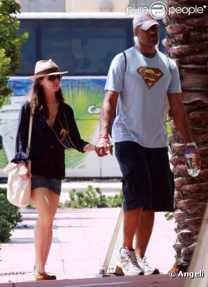 L'actrice Eliza Dushku et son petit ami Rick Fox passent une journée de détente sur la plage de Miami le 13 avril 2010