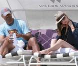 L'actrice Eliza Dushku et son petit ami Rick Fox passent une journée de détente sur la plage de Miami le 13 avril 2010
