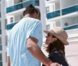 L'actrice Eliza Dushku et son petit ami Rick Fox passent une journée de détente sur la plage de Miami le 13 avril 2010