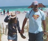 L'actrice Eliza Dushku et son petit ami Rick Fox passent une journée de détente sur la plage de Miami le 13 avril 2010