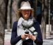 Karolina Kurkova : elle a elle aussi misé sur un borsalino, avec un carott pant gris porté façon boyfriend, des chaussures à brides et un ravissant gilet marine.