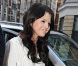Toute jeune mais déjà un style affirmé, Selena Gomez est ultra mignonne avec sa superbe blouse blanche très élégante, qu'elle a simplement marié à un slim noir et à des petits escarpins.