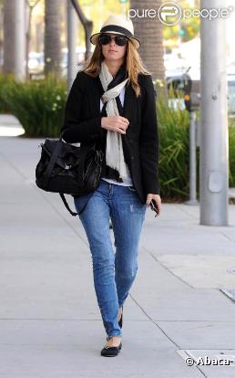 Borsalino sur la tête, slim clair, blazer noir, petit châle bicolore, et it-bag PS1 de chez Proenza Schouler au coude, Nicky Hilton est superbe !