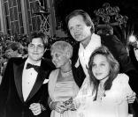 Jon Voight entouré de sa mère, son fils James et sa fille Angelina Jolie, aux Oscars, le 24 mars 1986 !