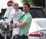 Mark Wahlberg va chercher son petit Michael au karaté (17 avril 2010)