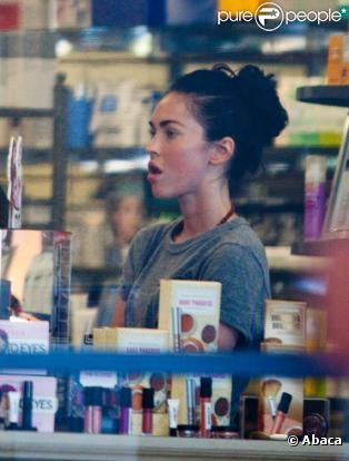 Megan Fox fait son shopping matinal, le 18 avril 2010