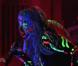 Kesha a donné une prestation très colorée... et surtout très étrange, sur le plateau de Saturday Night Live, samedi 17 avril, sur la chaîne américaine NBC.