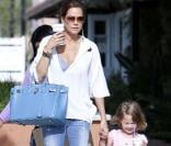 Brooke Burke, vendredi 23 avril, se promenant dans les rues de Los Angeles, en  compagnie de sa fille, Heaven Rain, 3 ans.