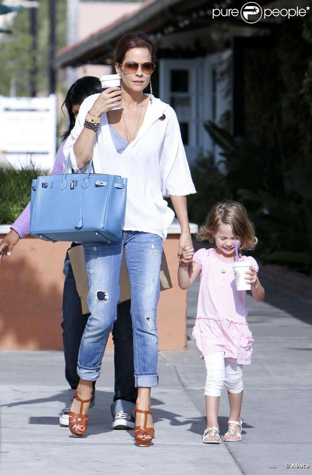 Brooke Burke, vendredi 23 avril, se promenant dans les rues de Los Angeles, en  compagnie de sa fille, Heaven Rain, 3 ans.