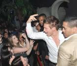 Michael Vendetta est accueilli par une centaine de fans à l'entrée de la discothèque Le Seven à Cambrai à l'occasion d'une soirée Bogossitude !  